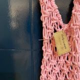 Bolsa tejida al crochet rosa